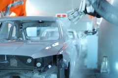 员工正在进行发配功课